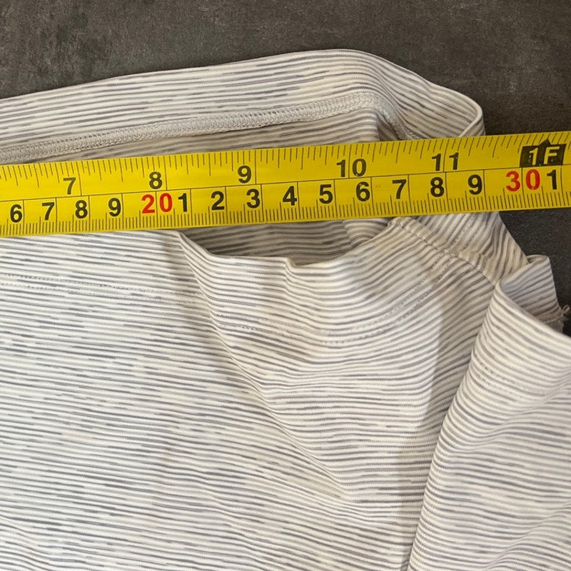 Lululemon Size 8 Nylon On the Fly MR Short 2.5" Heather Gray