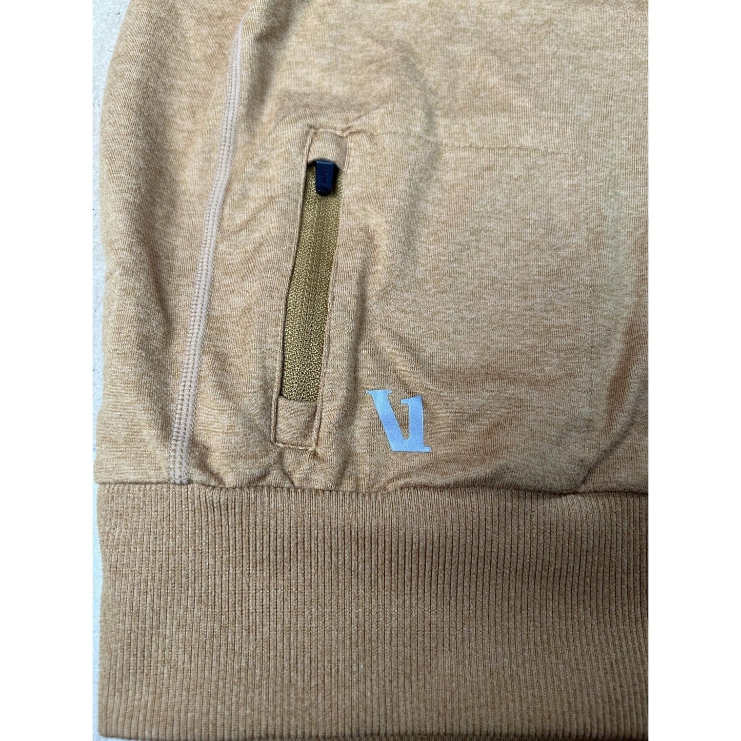 Vuori Mens M Beige Pullover Lightweight Crew Neck Knit Pockets Logo Casual