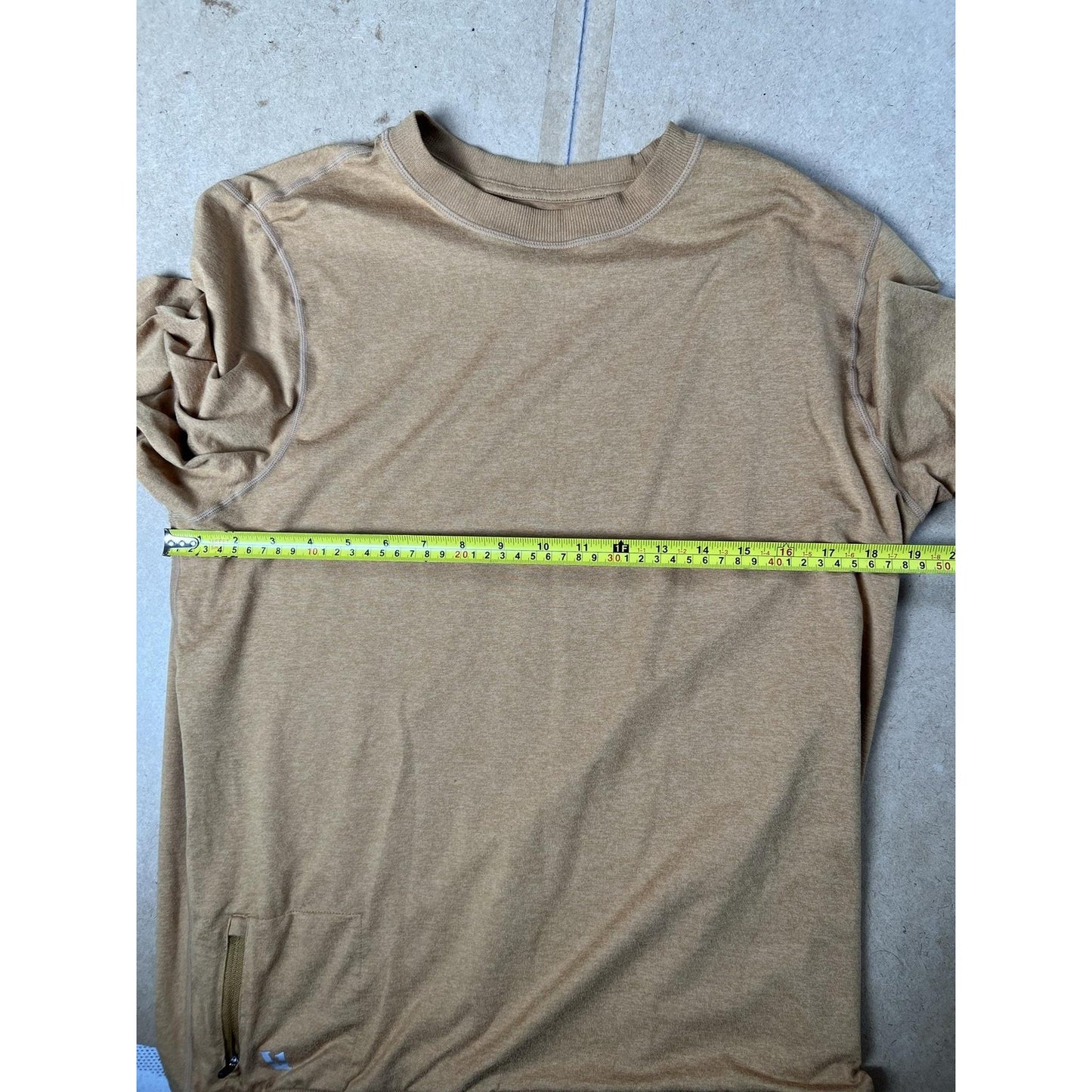 Vuori Mens M Beige Pullover Lightweight Crew Neck Knit Pockets Logo Casual