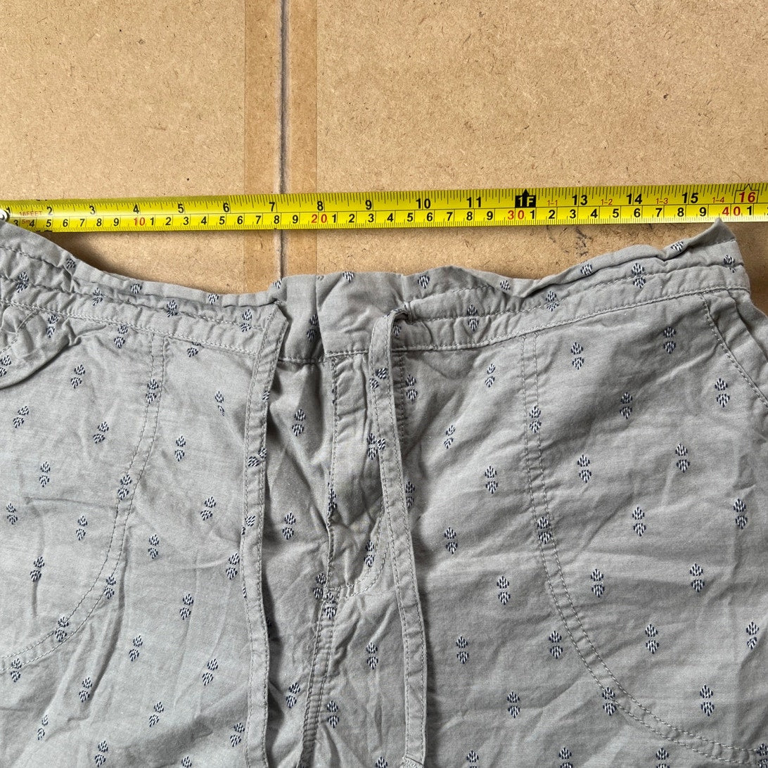 Mountain And Isles Women Gray Shorts Size XL