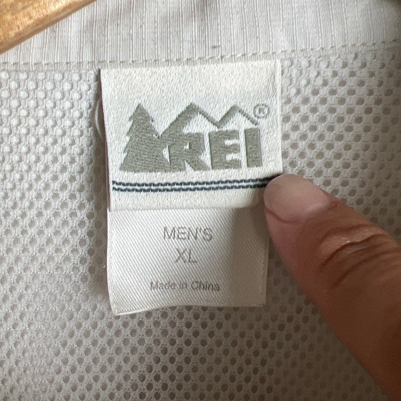 REI Shirt Men's XL Light Cream Button Up Vented Nylon Hiking