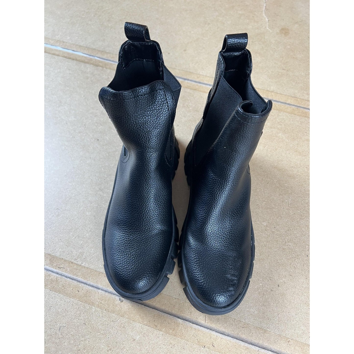 GUESS Boot Womens Size 7 Black Chelsea Faux Leather Ankle Lined Lug Sole
