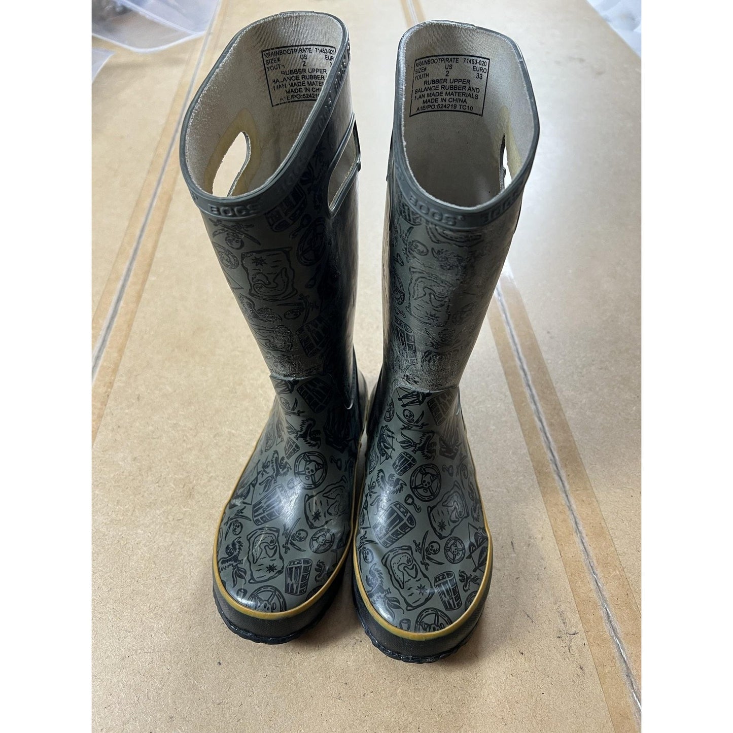 Bogs Shoes Youth Size 2 Gray Rubber Waterproof Pirate Print Rain Boots Pull-On