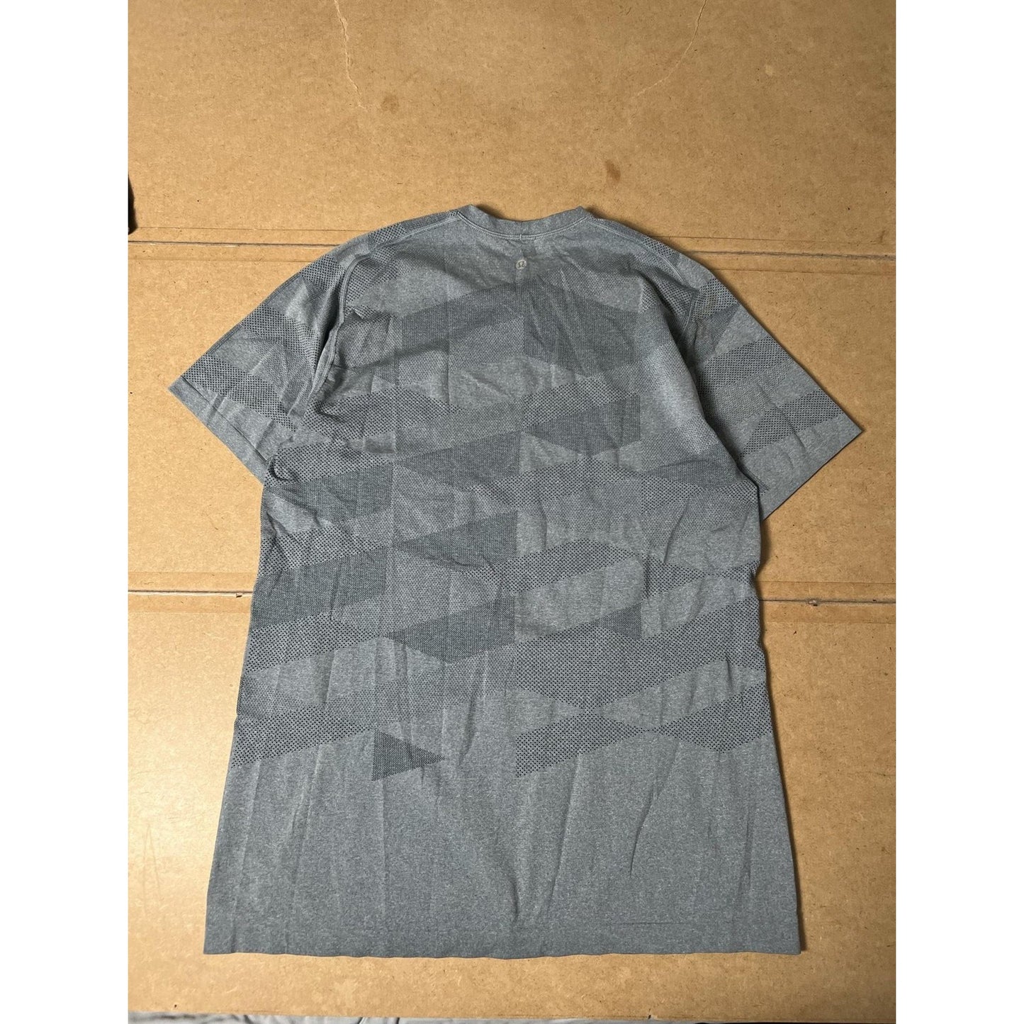 Shirt Mens M Gray Seamless Moisture Wicking Breathable Athletic Crew Tagless