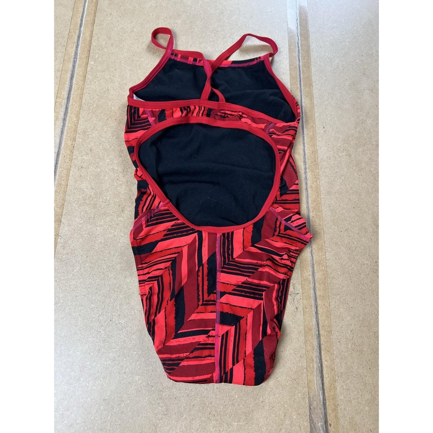 Speedo Swimsuit 28 Women’s Red Chevron One Piece Endurance+ Chlorine Resistant