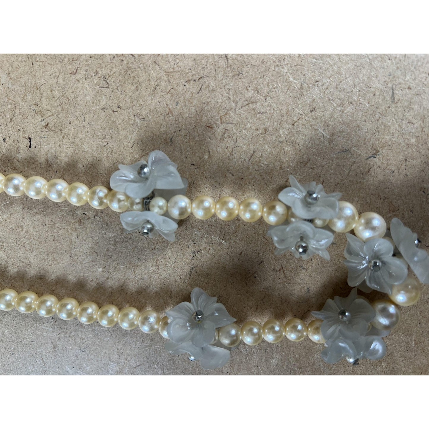 White acrylic faux pearl necklace with frosted acrylic flower accents