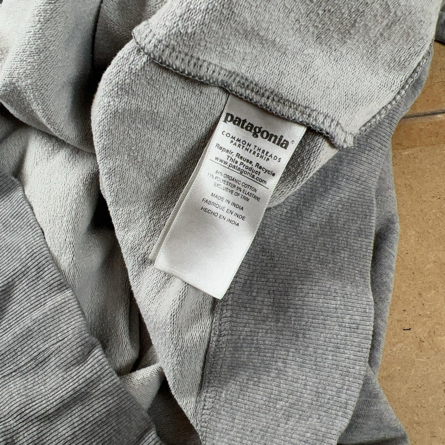 Patagonia Sweater Mens L Gray Pullover Hooded Pockets Graphic Organic Cotton