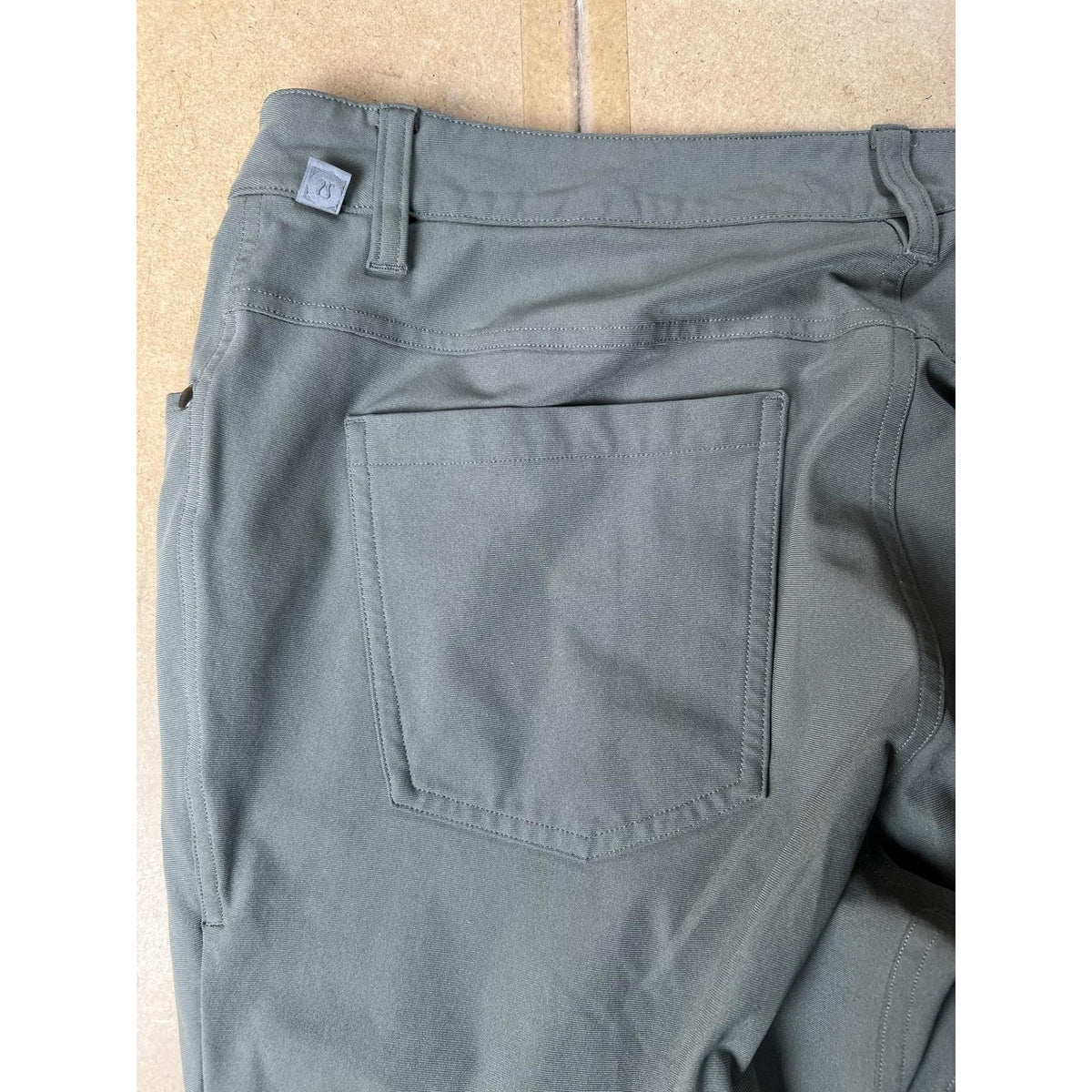 Lululemon Mens 30x32 Green Chino Slim Tapered Microfiber Stretch Comfort Pockets