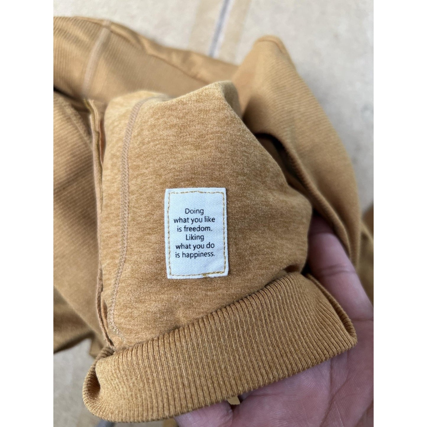 Vuori Mens M Beige Pullover Lightweight Crew Neck Knit Pockets Logo Casual
