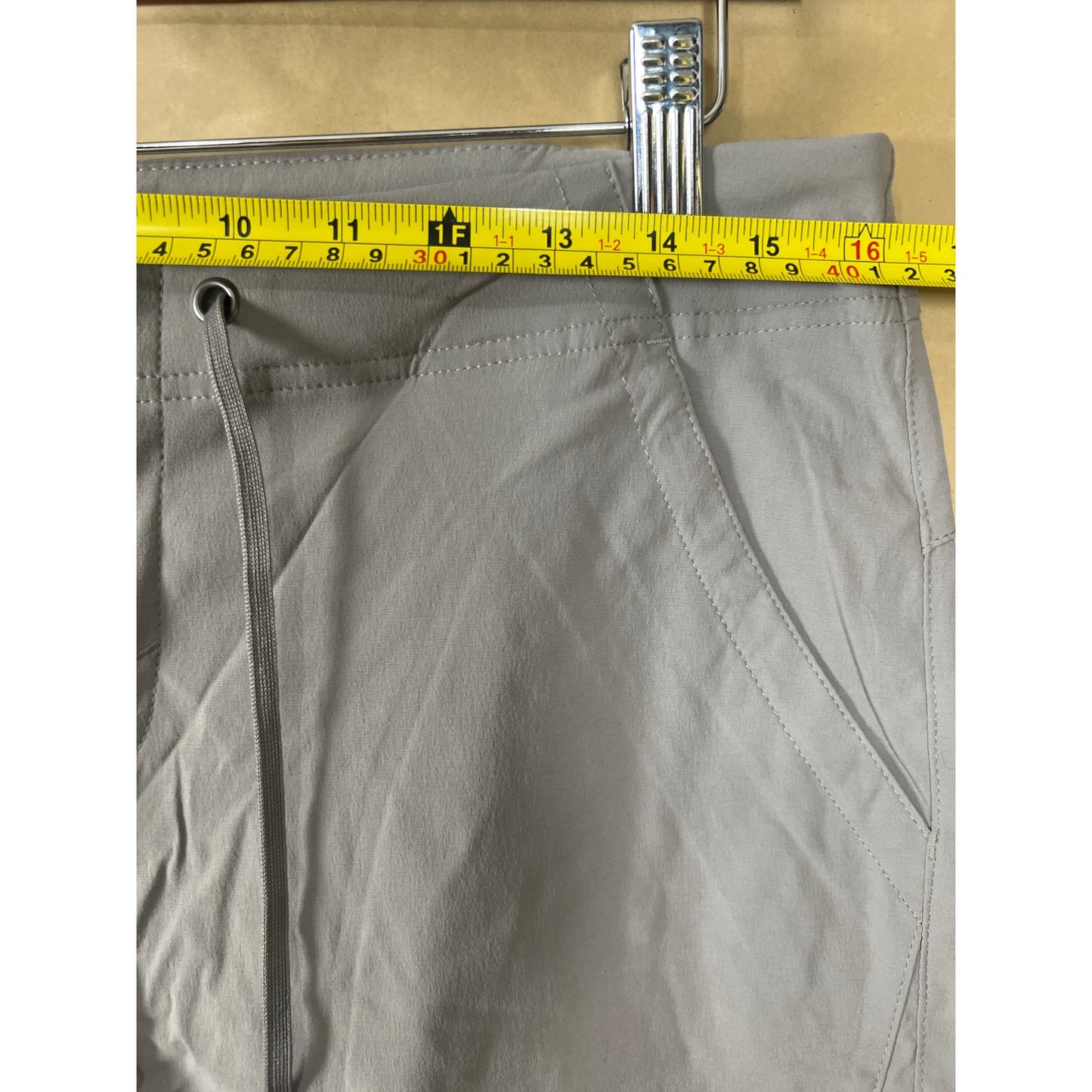 Columbia Omni-Shield Size 10 Women Capri Pants Khaki Nylon