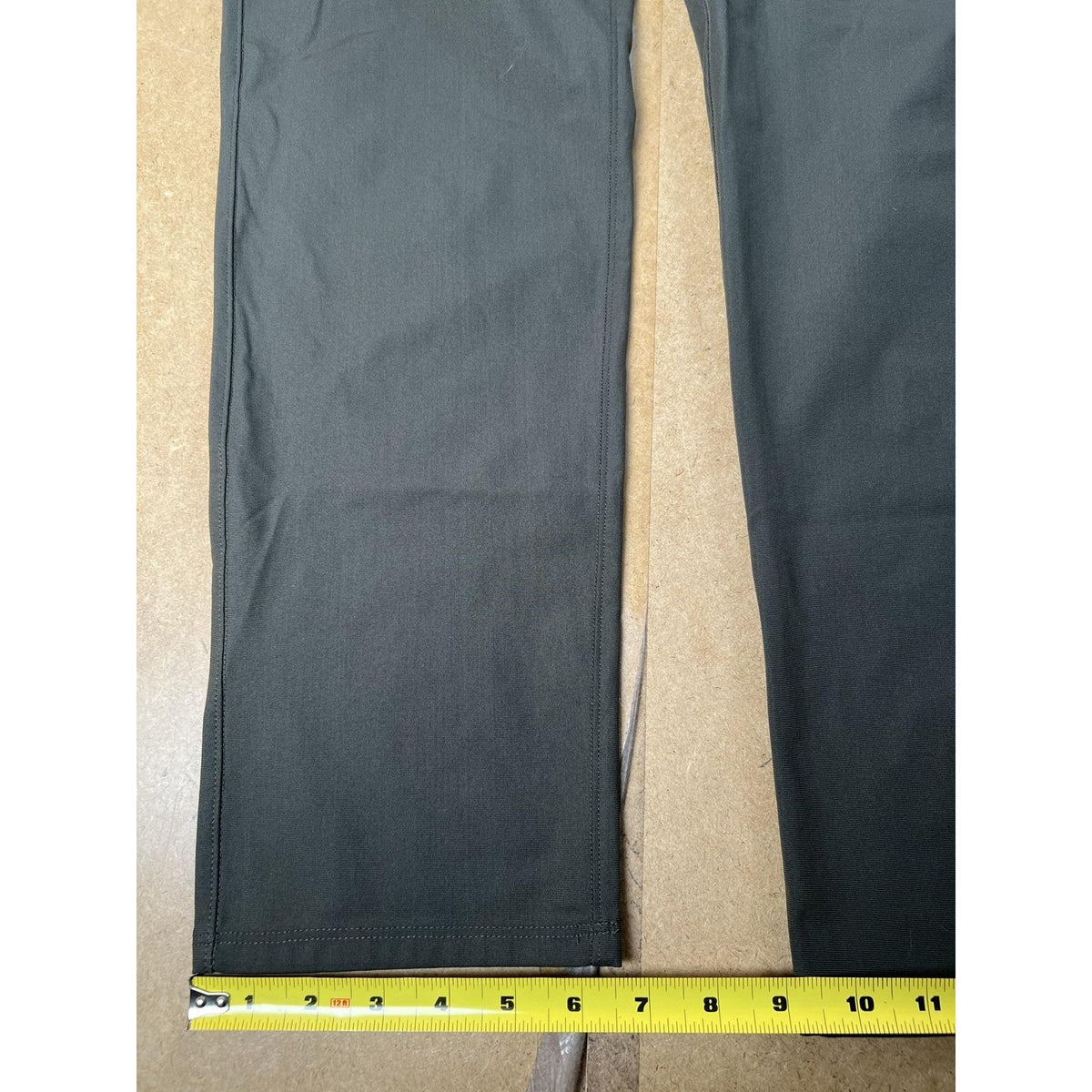 Vuori Pants Mens 32x32 Green Chino Slim Tapered Microfiber Polyester Casual