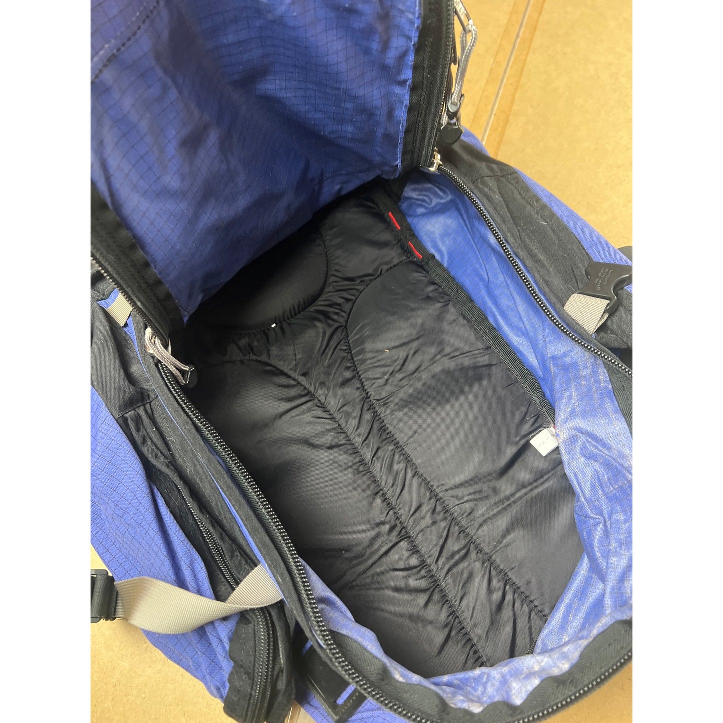 REI Alpine Hiking Backpack Blue Black Nylon Padded Hip Belt Mens One Size Travel