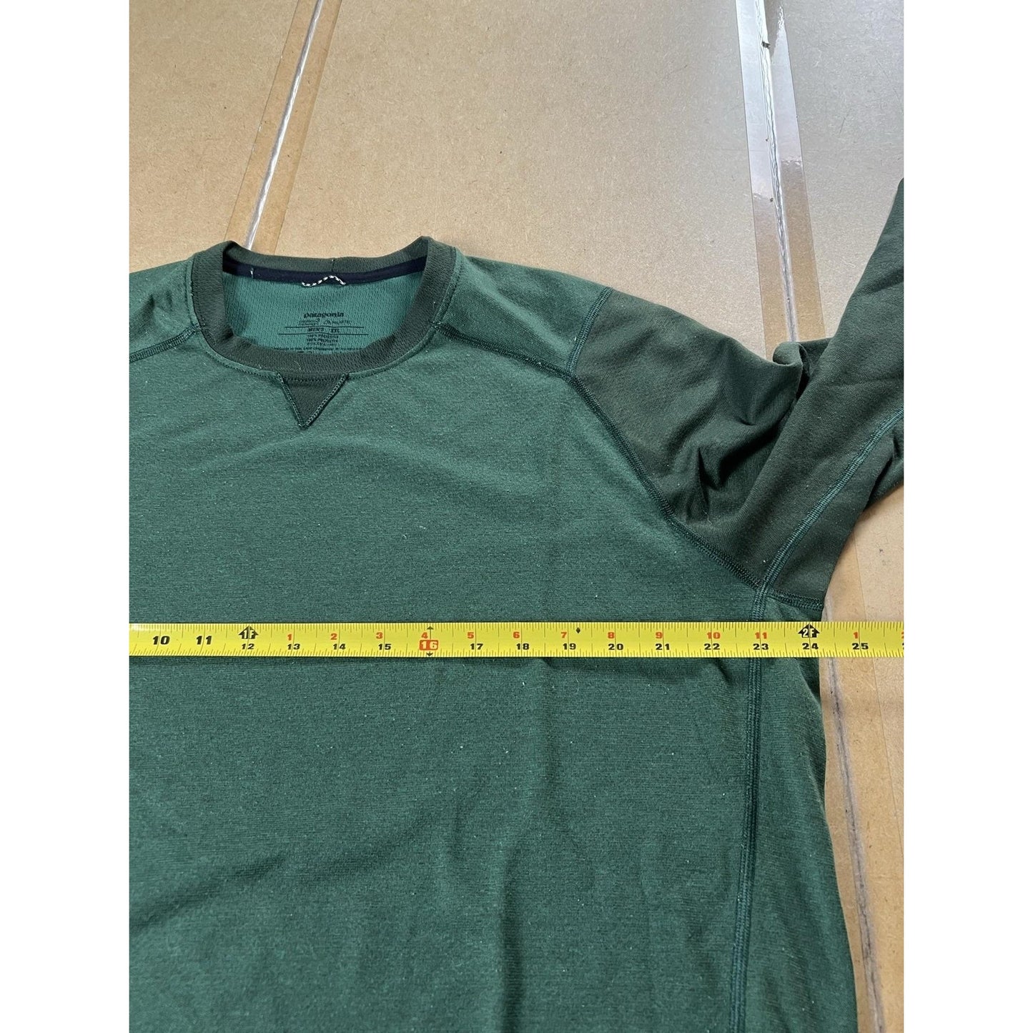 Patagonia Shirt Mens M Green Tagless Moisture Wicking Long Sleeve Crew Neck