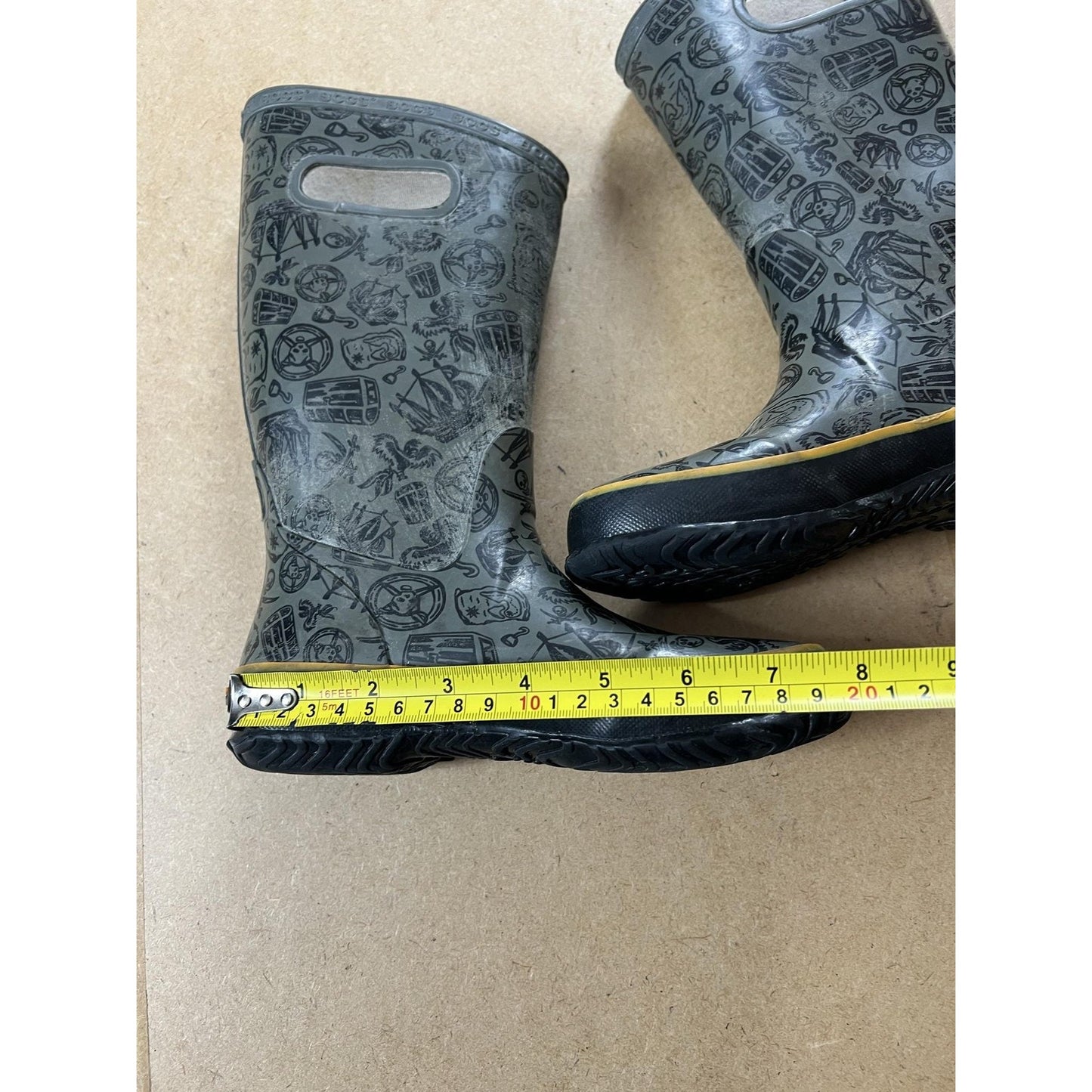 Bogs Shoes Youth Size 2 Gray Rubber Waterproof Pirate Print Rain Boots Pull-On