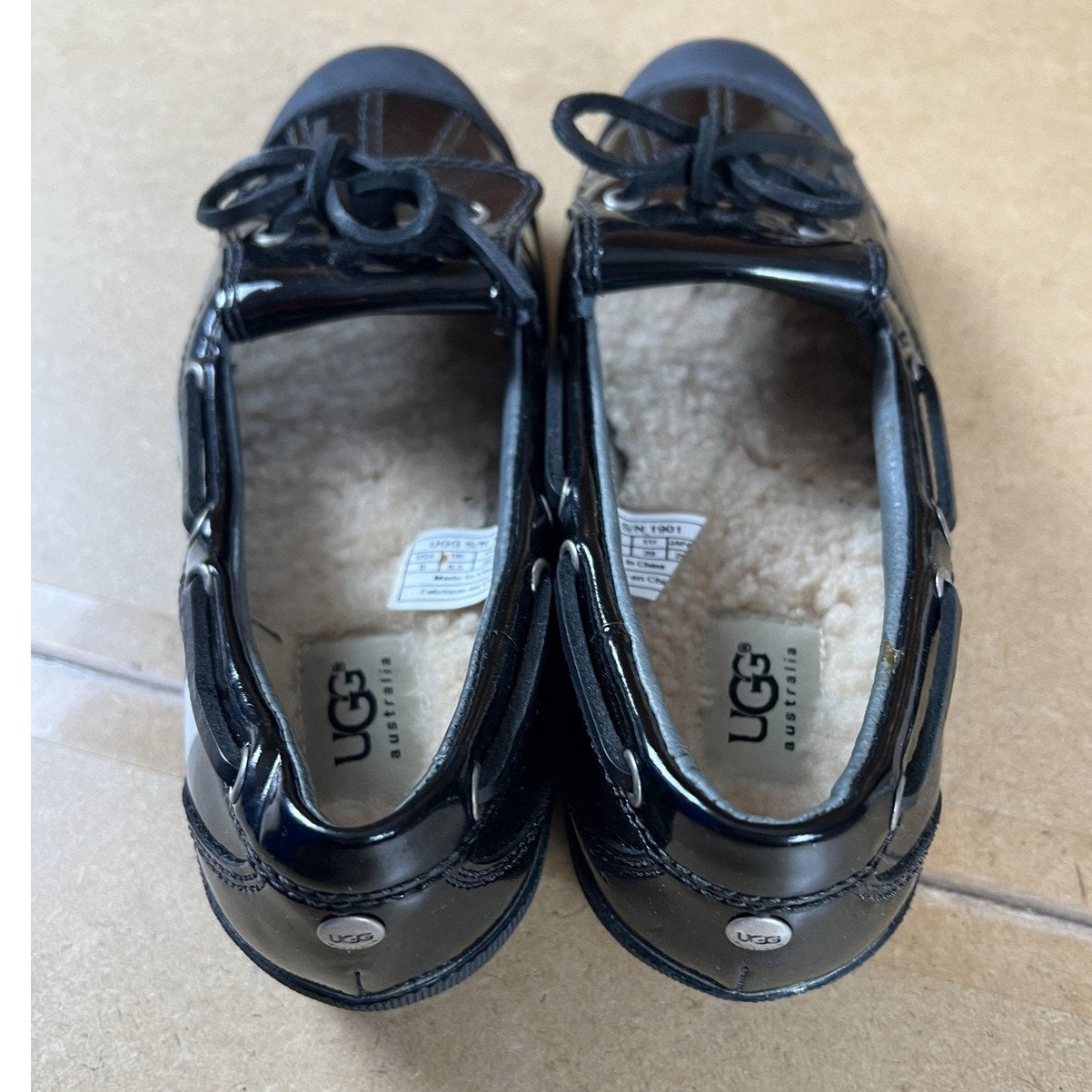 UGG Shoes Womens Size 8 Black Patent Leather Boat Shoe Lined Shearling