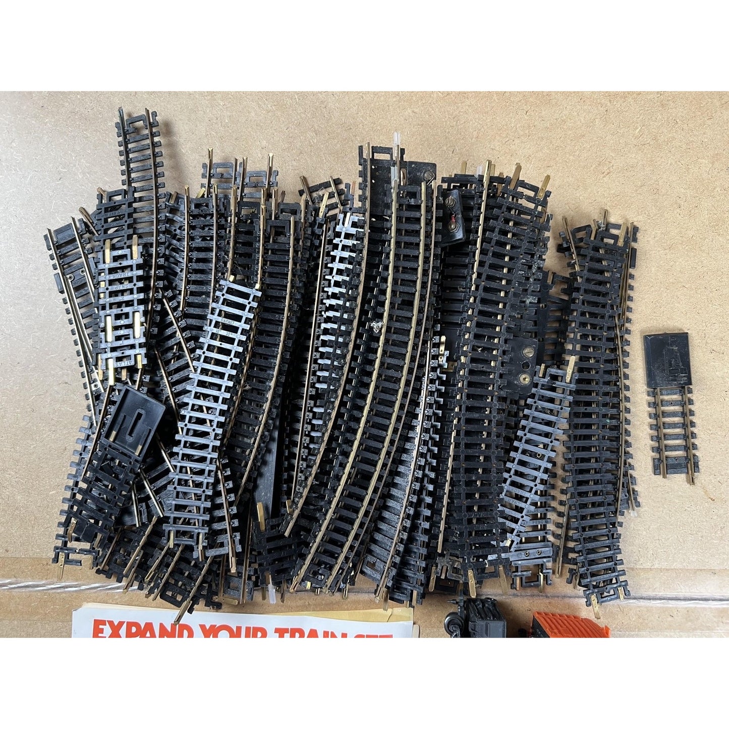 Life-Like HO Scale Train Track Lot With 4 Cars Conrail Maine Central Flyer
