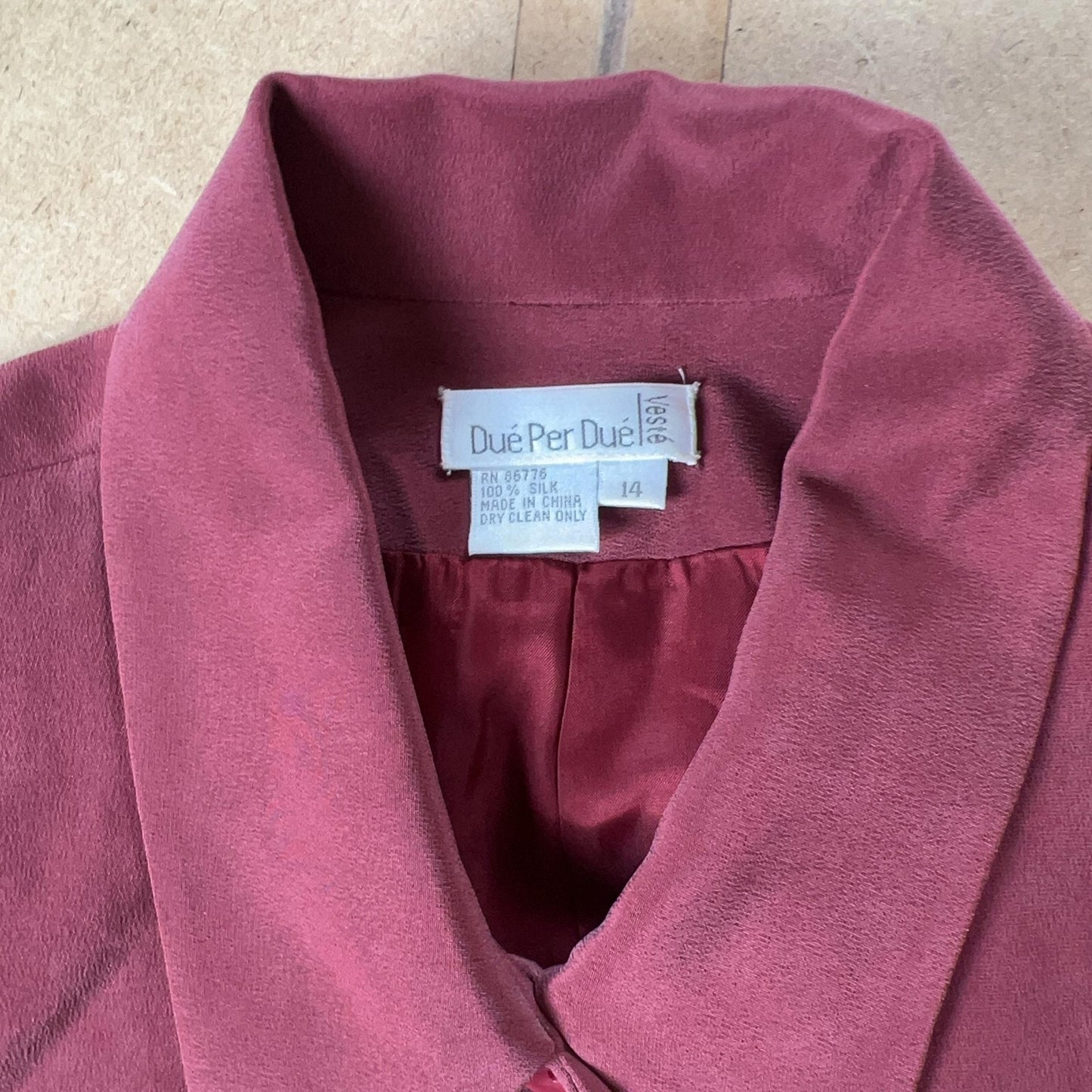 Due Per Due Cardigan Womens 14 Red Silk Lined Collared Pockets Button Business