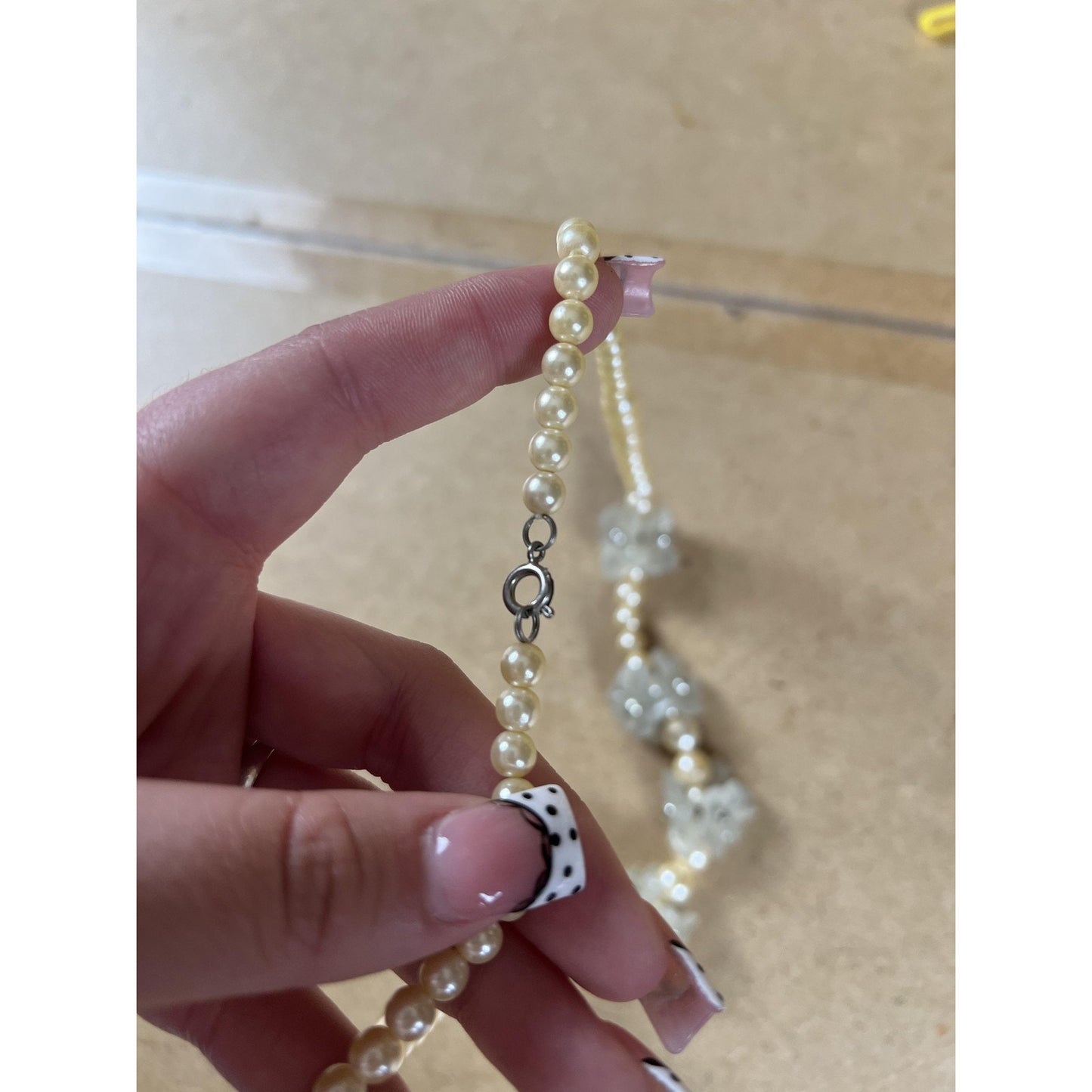 White acrylic faux pearl necklace with frosted acrylic flower accents