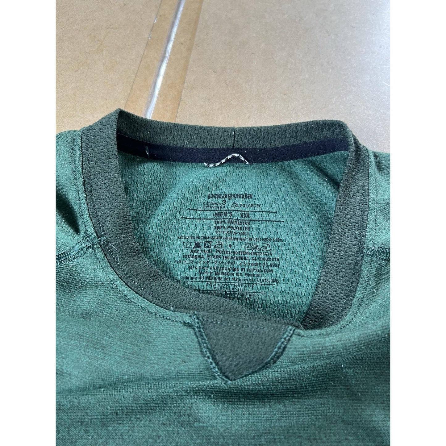 Patagonia Shirt Mens M Green Tagless Moisture Wicking Long Sleeve Crew Neck