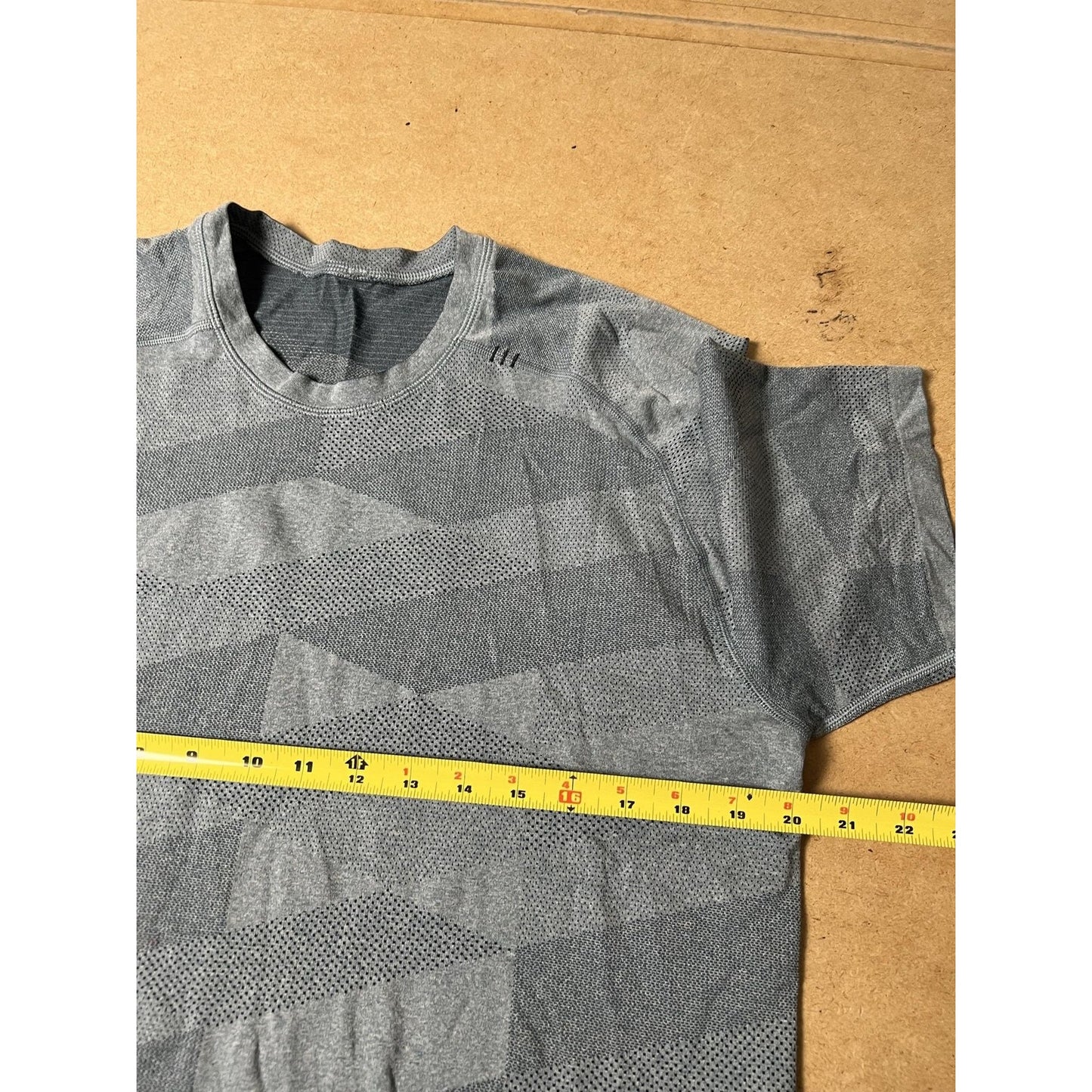 Shirt Mens M Gray Seamless Moisture Wicking Breathable Athletic Crew Tagless