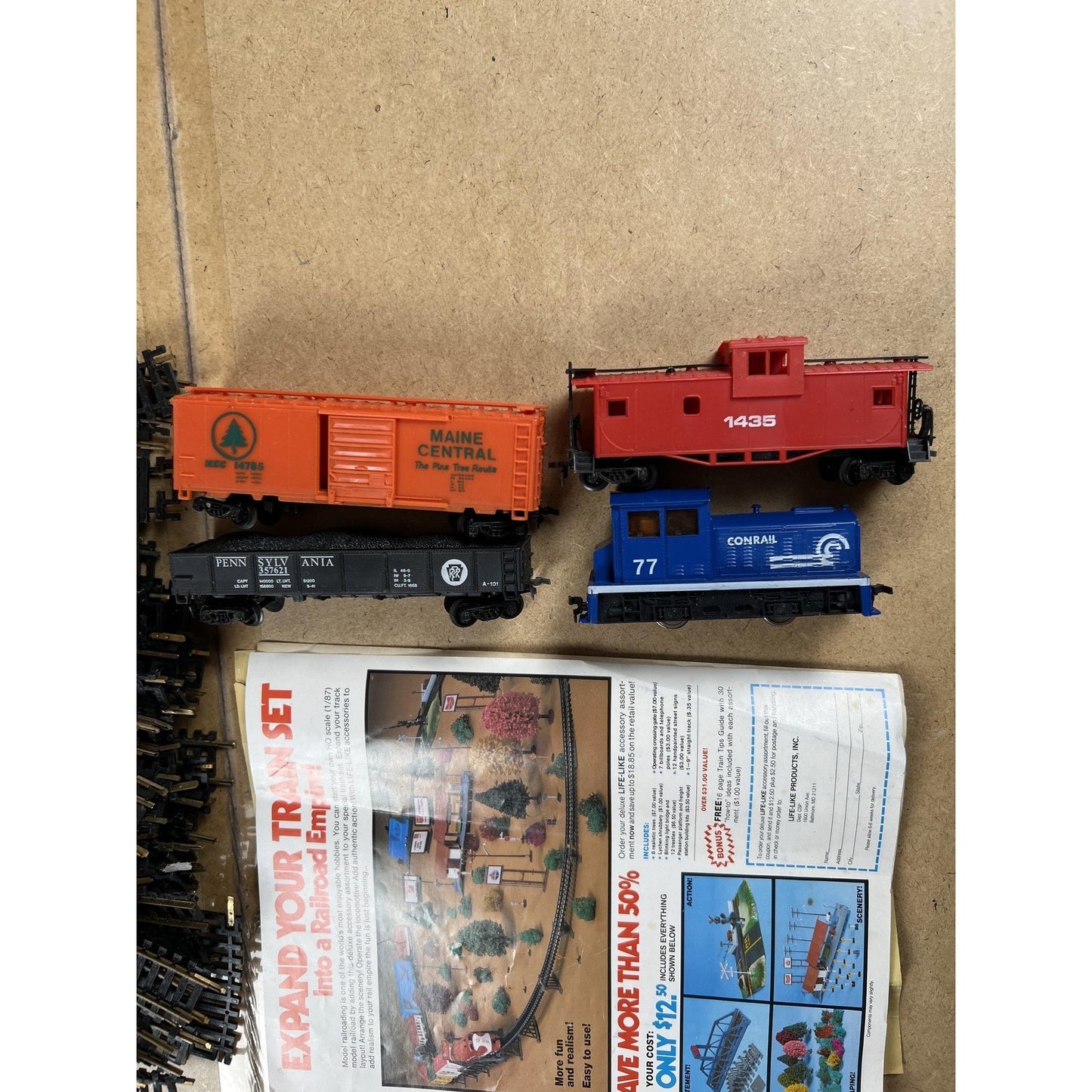 Life-Like HO Scale Train Track Lot With 4 Cars Conrail Maine Central Flyer