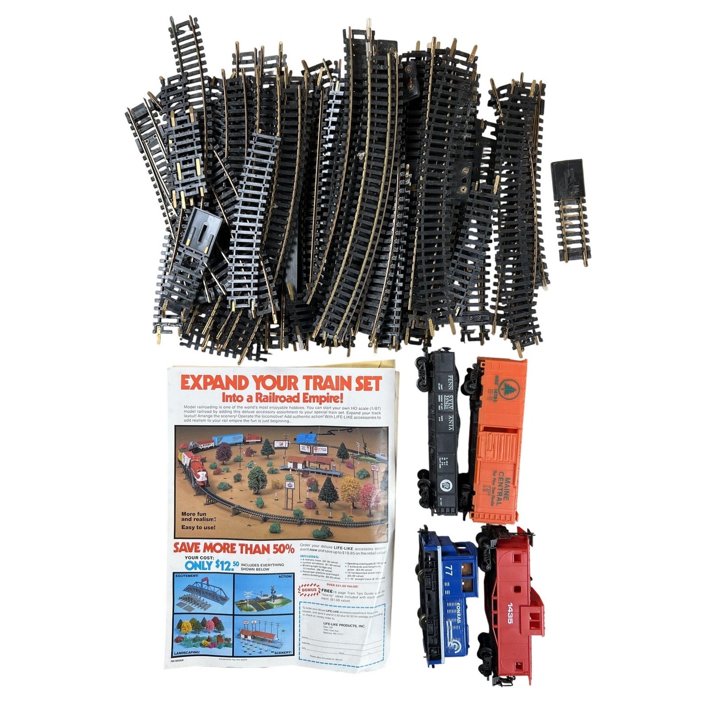 Life-Like HO Scale Train Track Lot With 4 Cars Conrail Maine Central Flyer