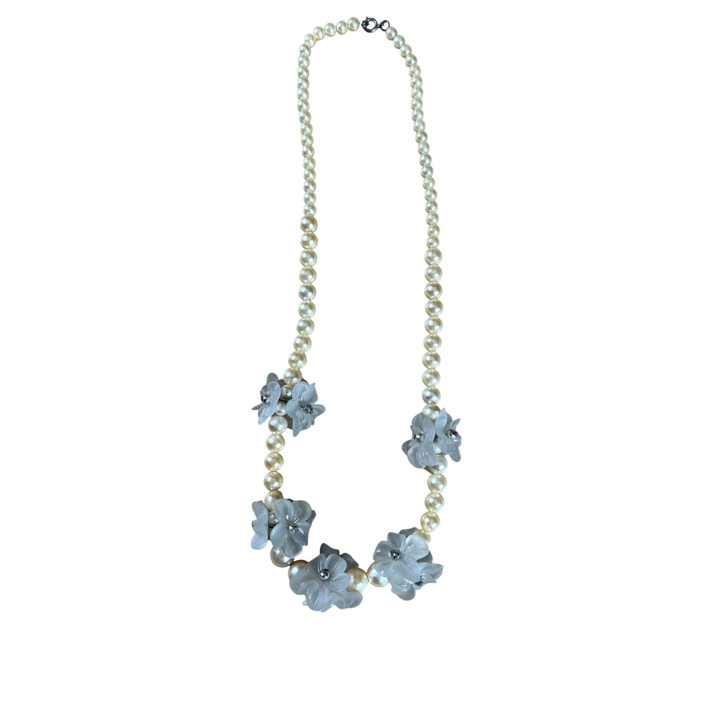 White acrylic faux pearl necklace with frosted acrylic flower accents