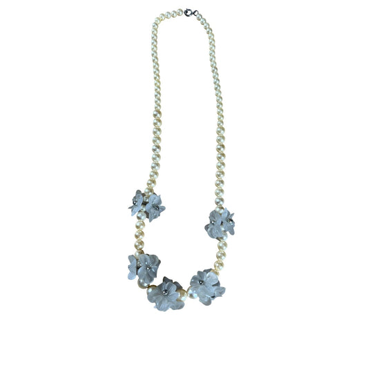 White acrylic faux pearl necklace with frosted acrylic flower accents