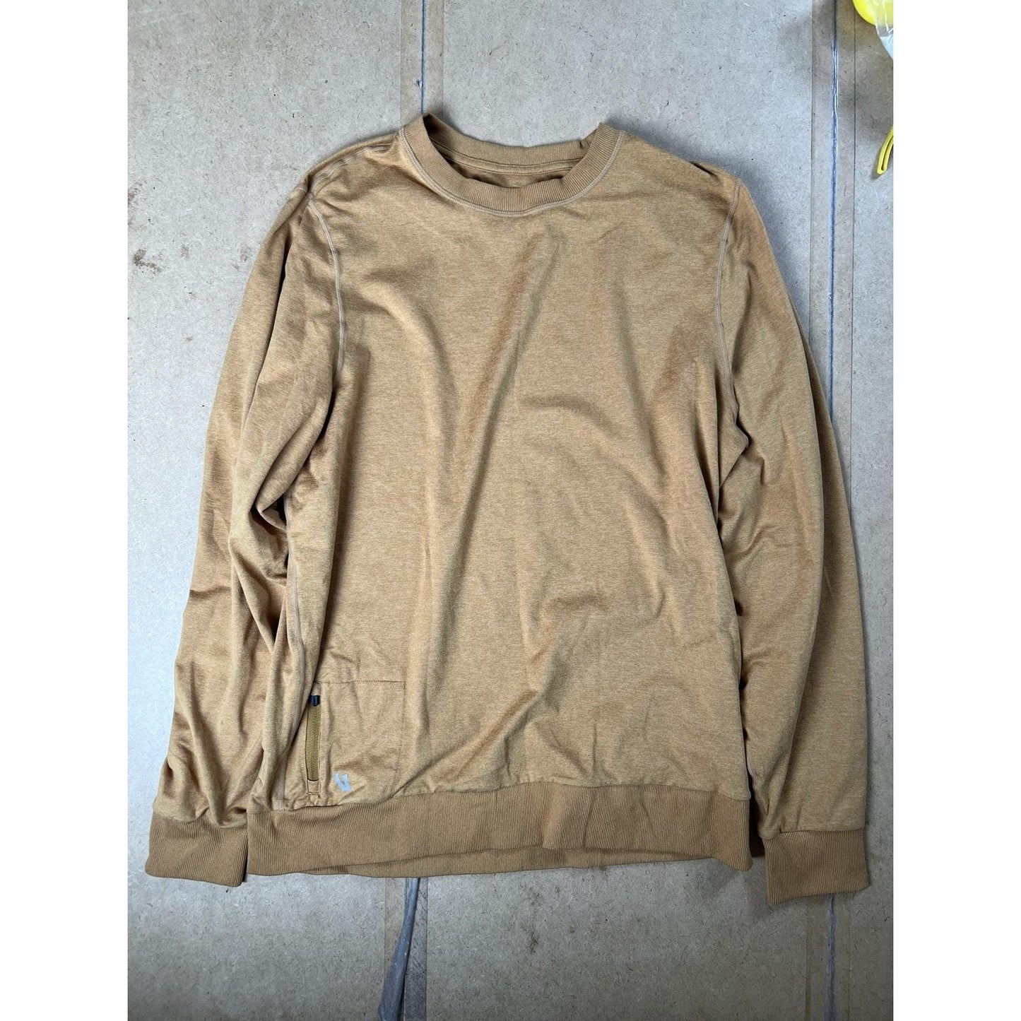 Vuori Mens M Beige Pullover Lightweight Crew Neck Knit Pockets Logo Casual