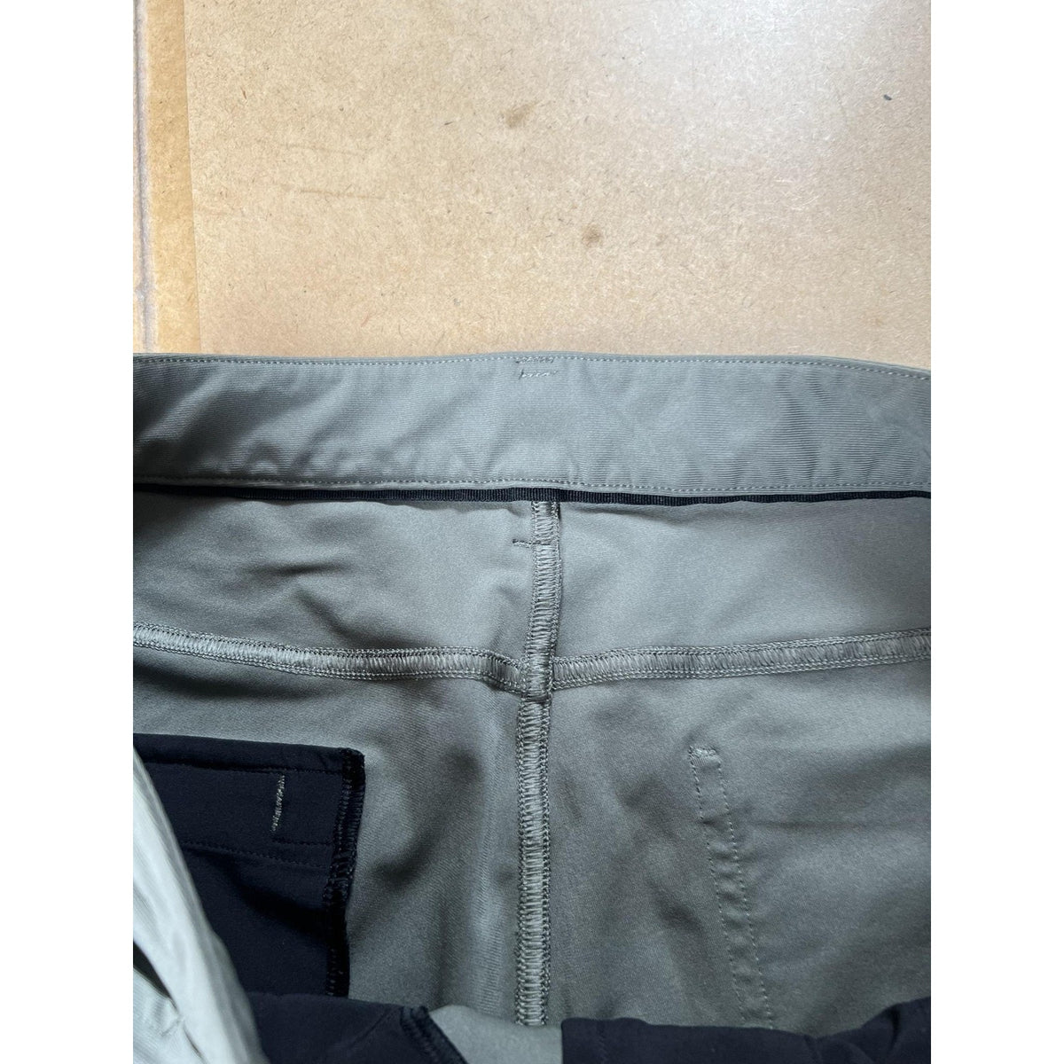 Lululemon Mens 30x32 Green Chino Slim Tapered Microfiber Stretch Comfort Pockets