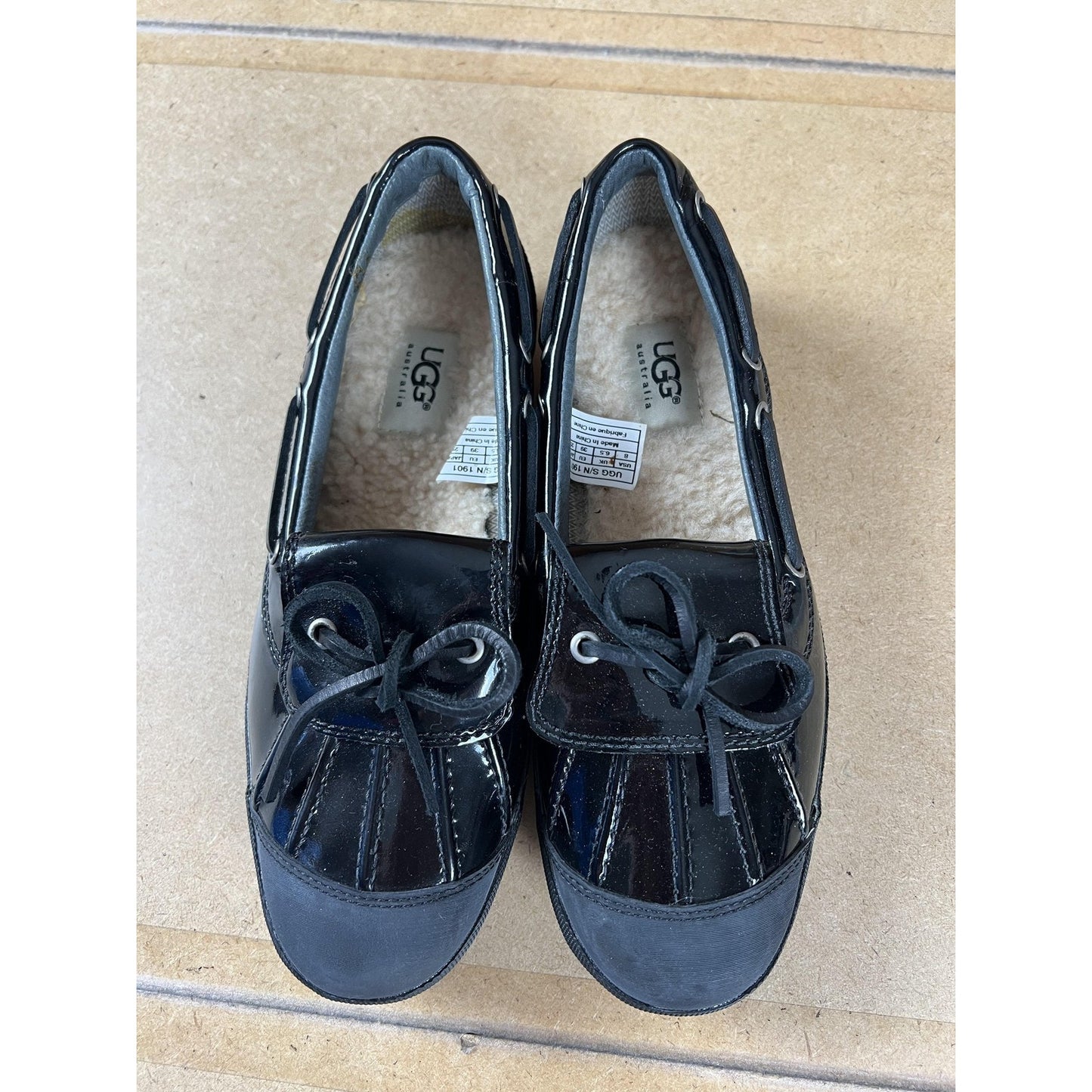 UGG Shoes Womens Size 8 Black Patent Leather Boat Shoe Lined Shearling