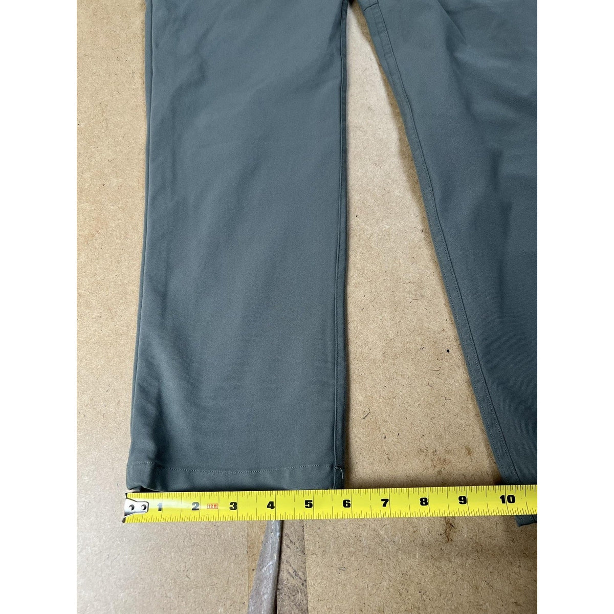 Lululemon Mens 30x32 Green Chino Slim Tapered Microfiber Stretch Comfort Pockets