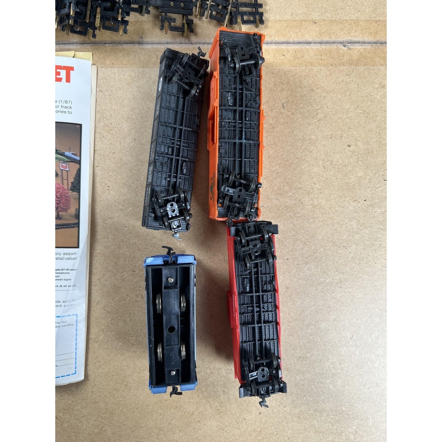 Life-Like HO Scale Train Track Lot With 4 Cars Conrail Maine Central Flyer