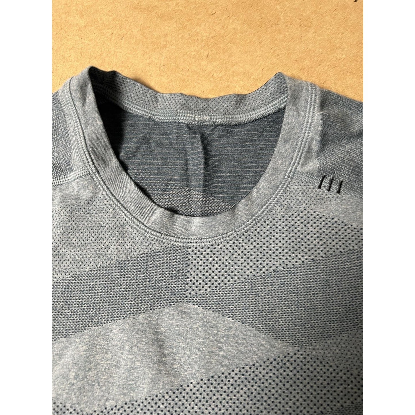 Shirt Mens M Gray Seamless Moisture Wicking Breathable Athletic Crew Tagless