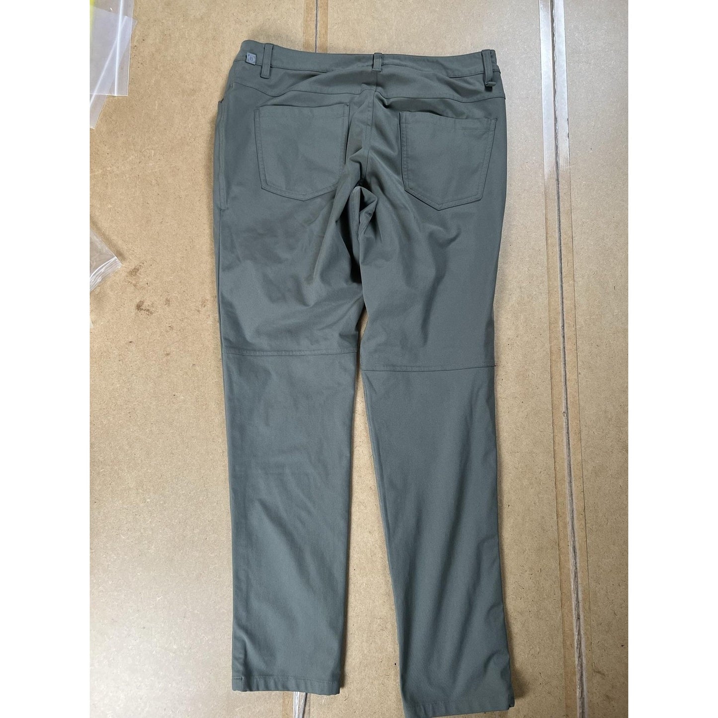 Lululemon Mens 30x32 Green Chino Slim Tapered Microfiber Stretch Comfort Pockets