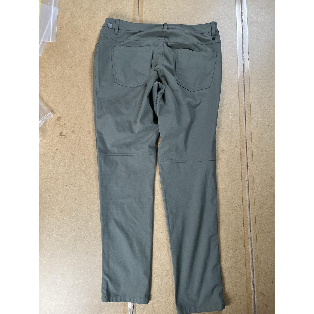 Lululemon Mens 30x32 Green Chino Slim Tapered Microfiber Stretch Comfort Pockets