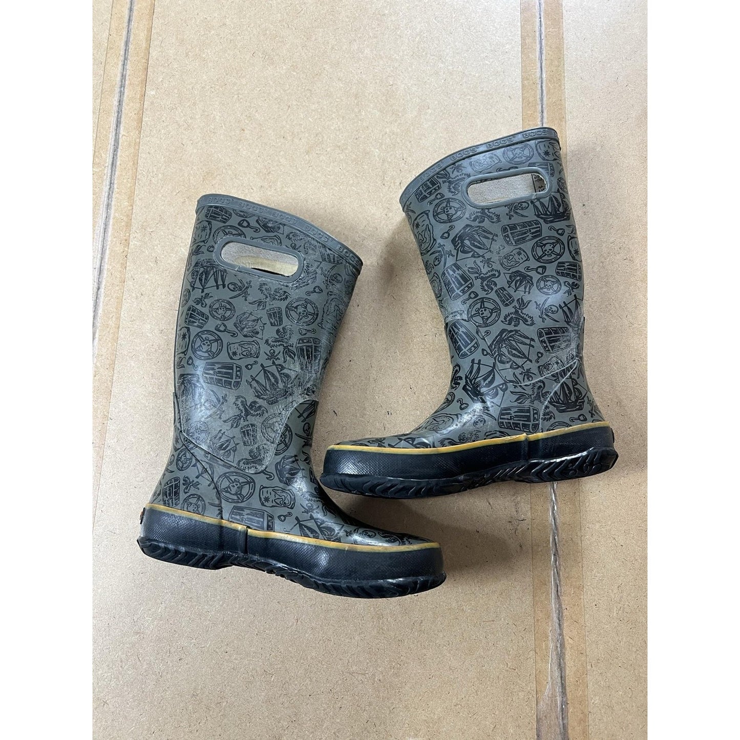 Bogs Shoes Youth Size 2 Gray Rubber Waterproof Pirate Print Rain Boots Pull-On