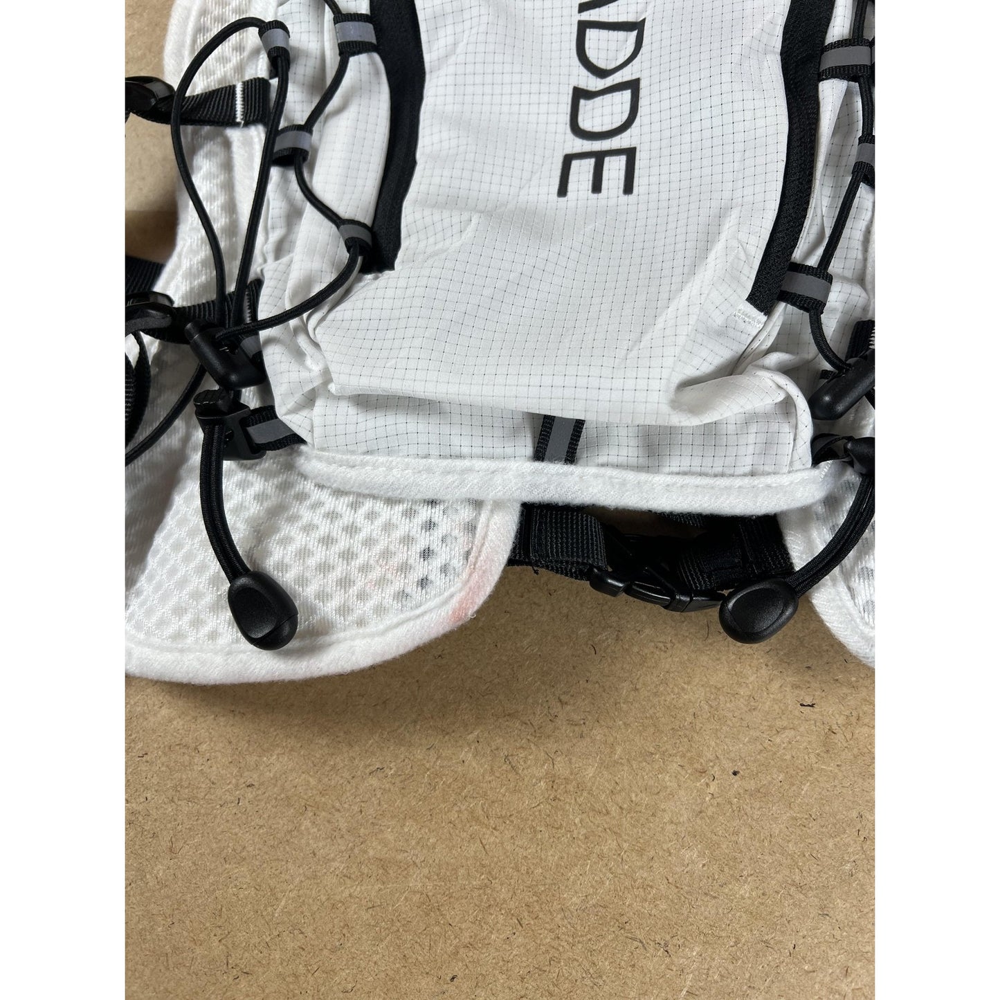 BECOJADDE White Running Vest Small Mens Nylon 5 Pockets Buckle Multifunction