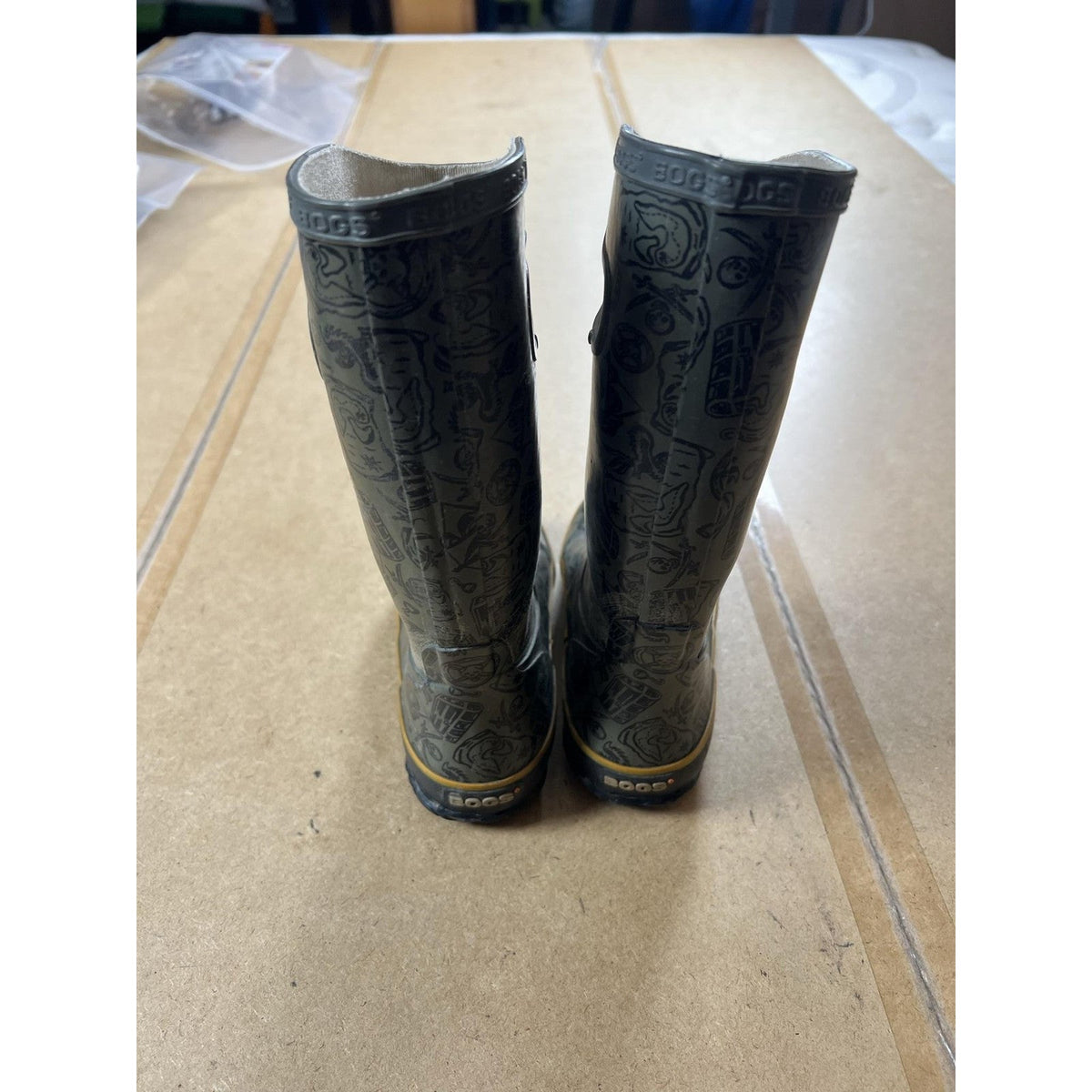 Bogs Shoes Youth Size 2 Gray Rubber Waterproof Pirate Print Rain Boots Pull-On