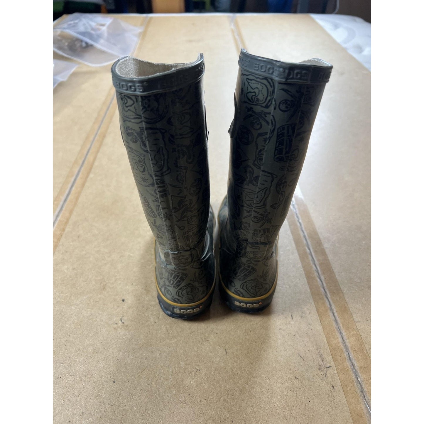 Bogs Shoes Youth Size 2 Gray Rubber Waterproof Pirate Print Rain Boots Pull-On