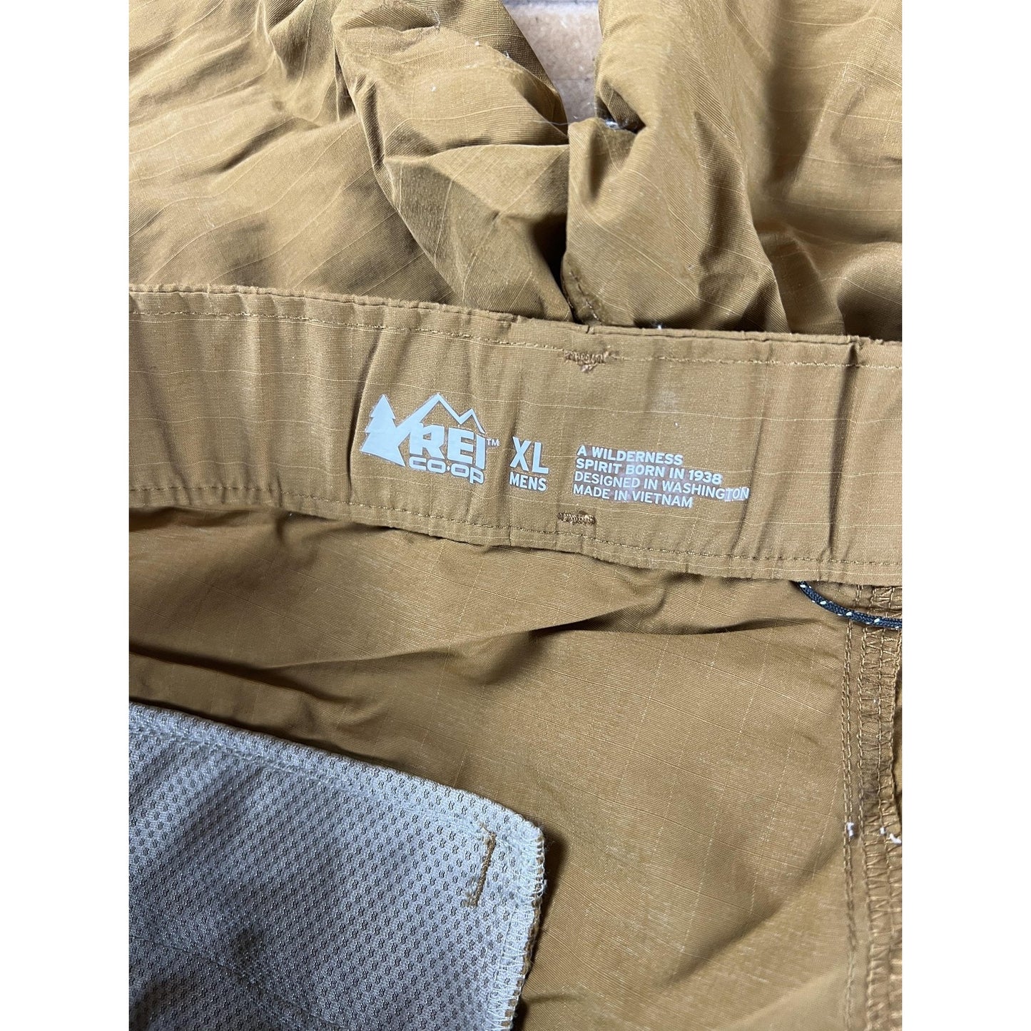 REI Co-op Mens XL Brown Athletic Shorts 38 Waist Adjustable Pull-On 7.5 Inseam