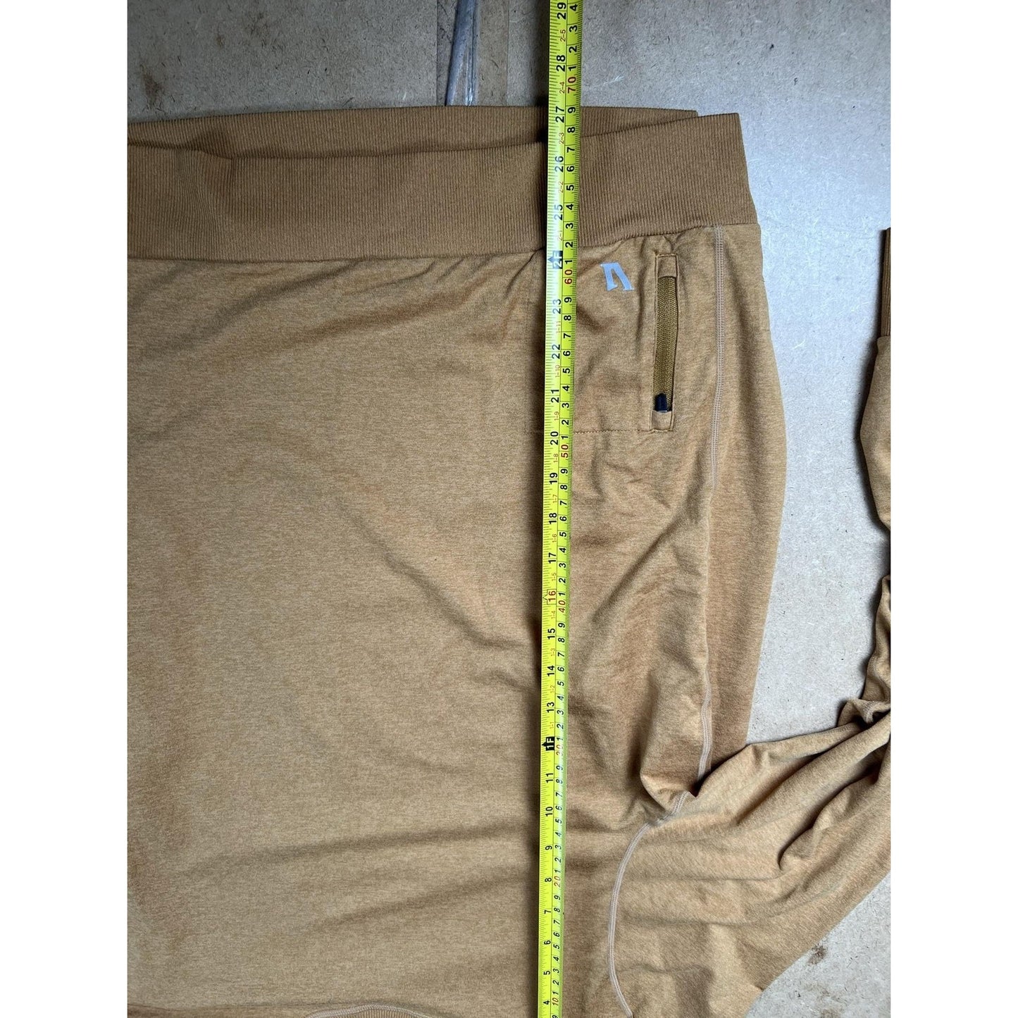 Vuori Mens M Beige Pullover Lightweight Crew Neck Knit Pockets Logo Casual